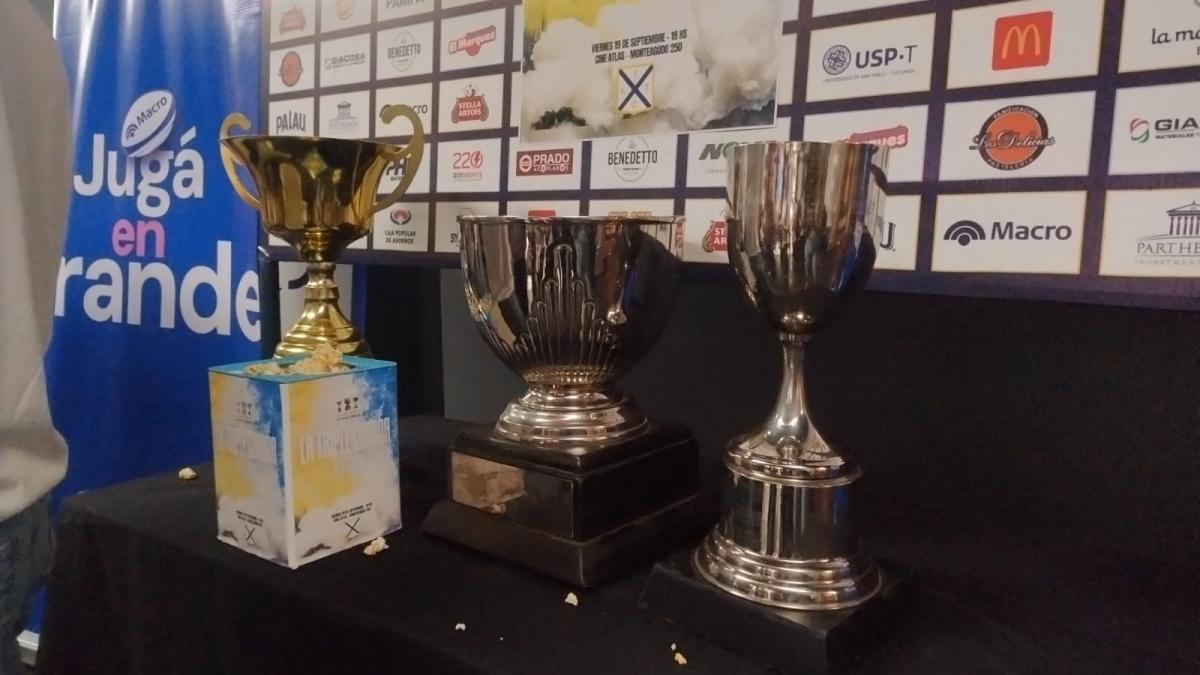 Las tres copas estaban exhibidas en el hall de entrada. 