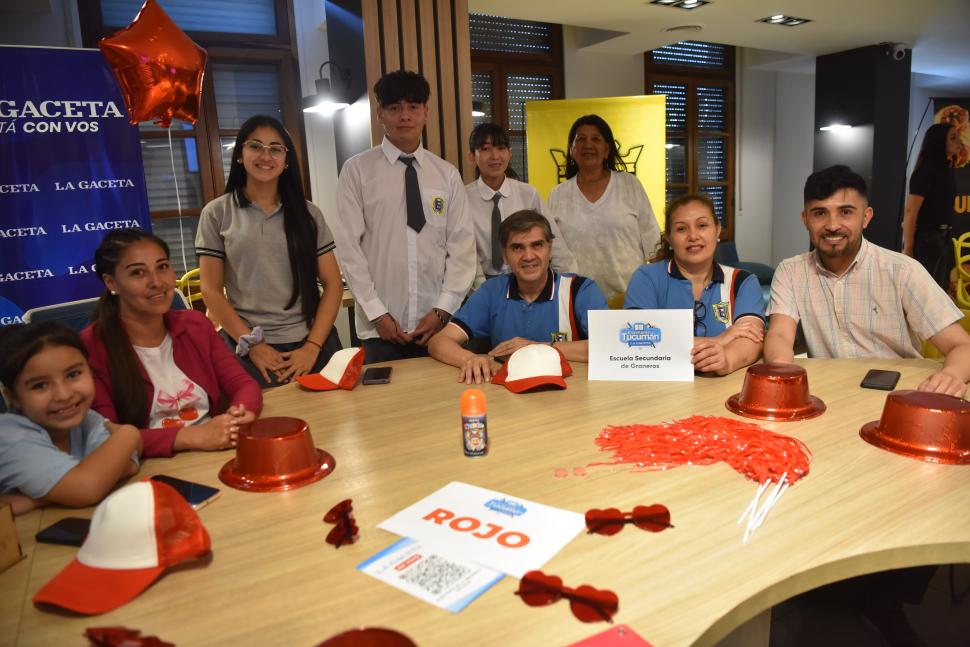 UN VIAJE LARGO. La secundaria de Graneros llegó con varios acompañantes a la capital tucumana.