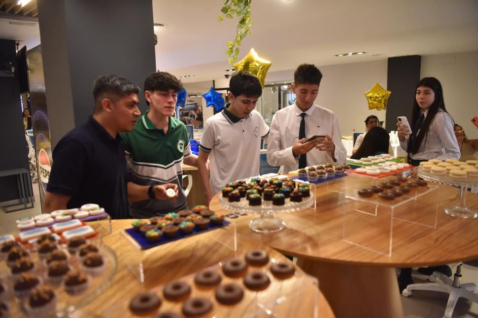 UN POCO DE SABOR. Un catering lleno de cosas dulces, fue preparado para participantes y familiares.