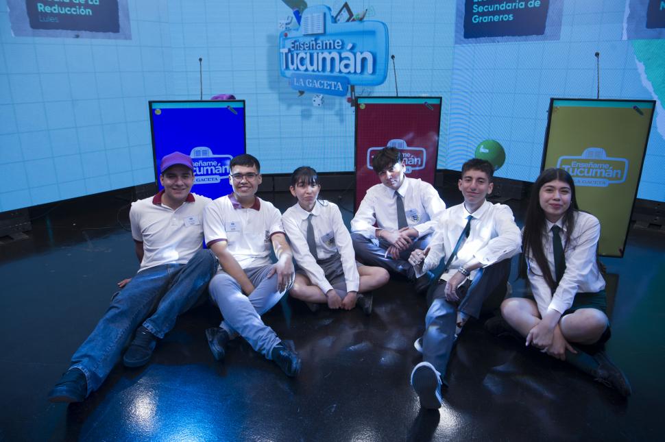 SONRISAS. Los chicos de la Escuela de la Reducción, la secundaria de Graneros y la escuela Técnica N° 1.
