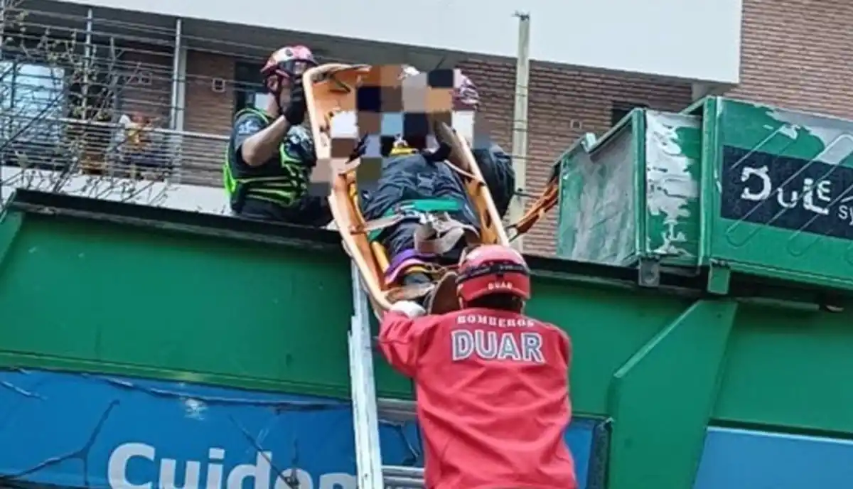 Córdoba: un hombre dormía en un contenedor, quedó atrapado en un camión de basura y lo rescataron a punto de morir aplastado