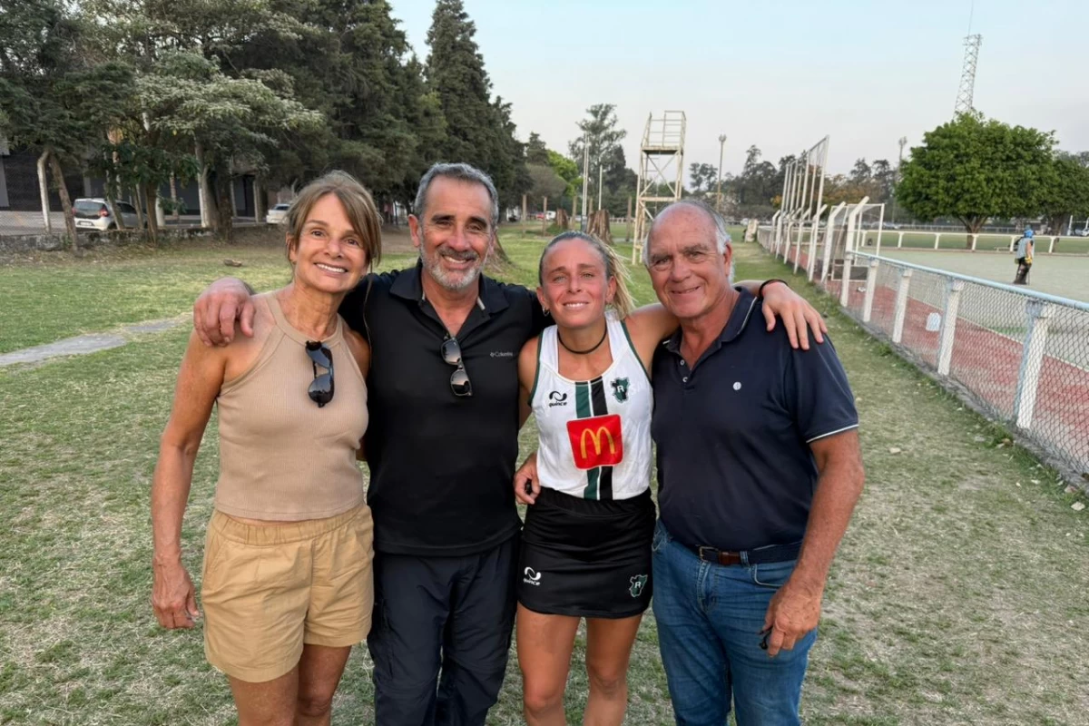 FELICES. Romina, Luis Velárdez y Ricardo posan junto a Vicky Sauze en su regreso al club.