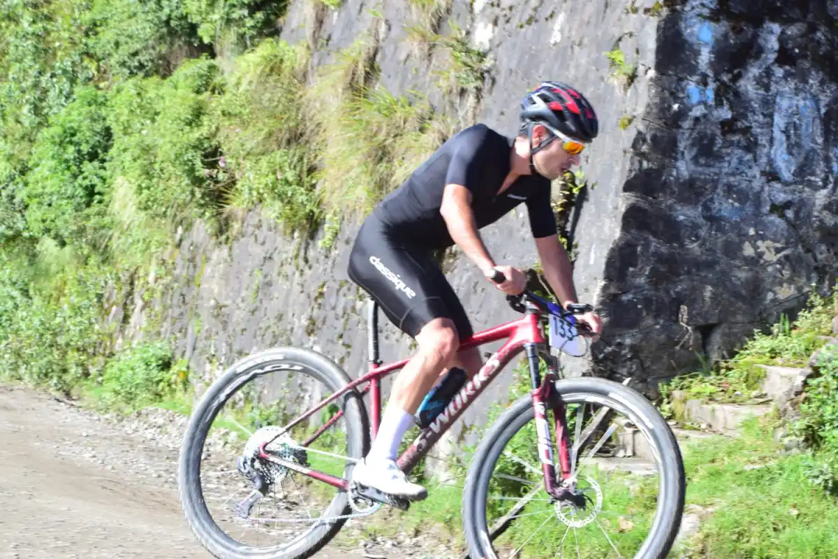 VA POR LA CORONA. Rodrigo Altamirano es el líder la Elite, la categoría más importante del campeonato Tucumano de mountain bike.