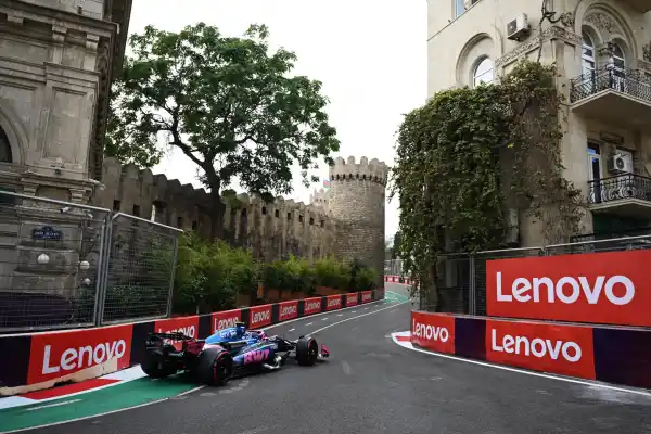 Franco Colapinto quedó eliminado en la Q1 de Bakú, largará 16° y Verstappen se quedó con la pole