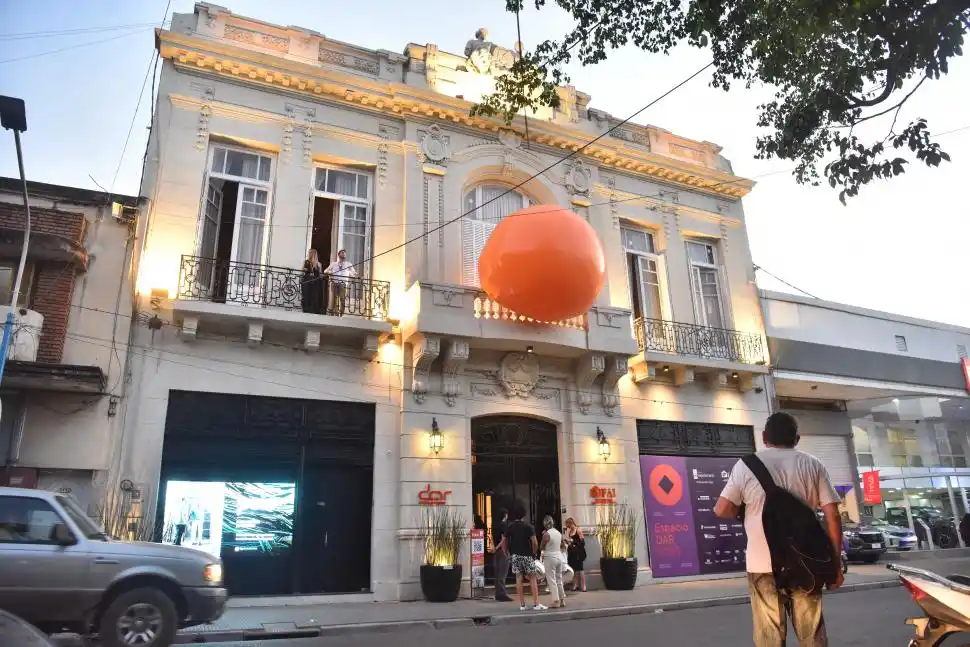 EL EDIFICIO. El sitio que en su momento albergó a la Sociedad Extranjera luce sus mejores galas en pleno centro de Tucumán. 