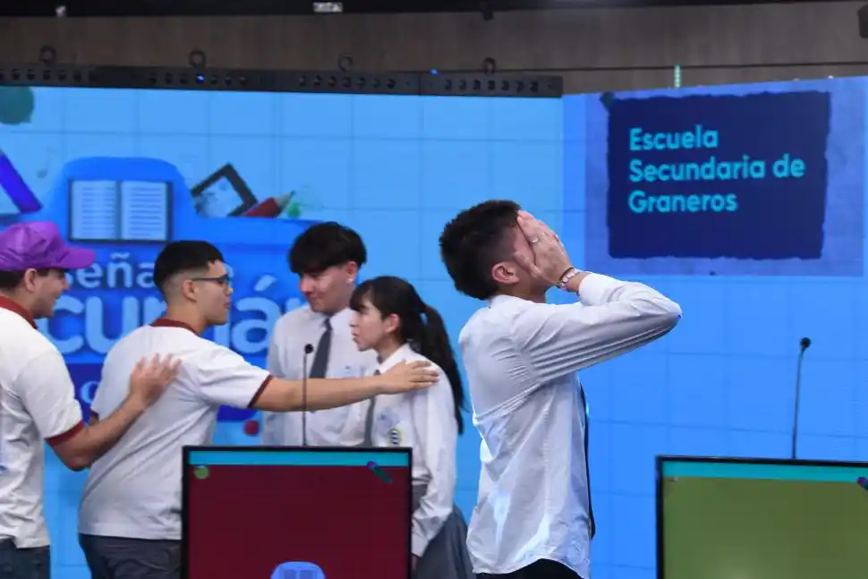 EMOCIONES. Valentín aún sorprendido por su triunfo y detrás sus contrincantes se saludan y felicitan.