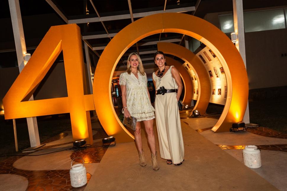 LLEGANDO CON PRESTANCIA. Josefina María Correa y Belén Correa no se perdieron el evento.