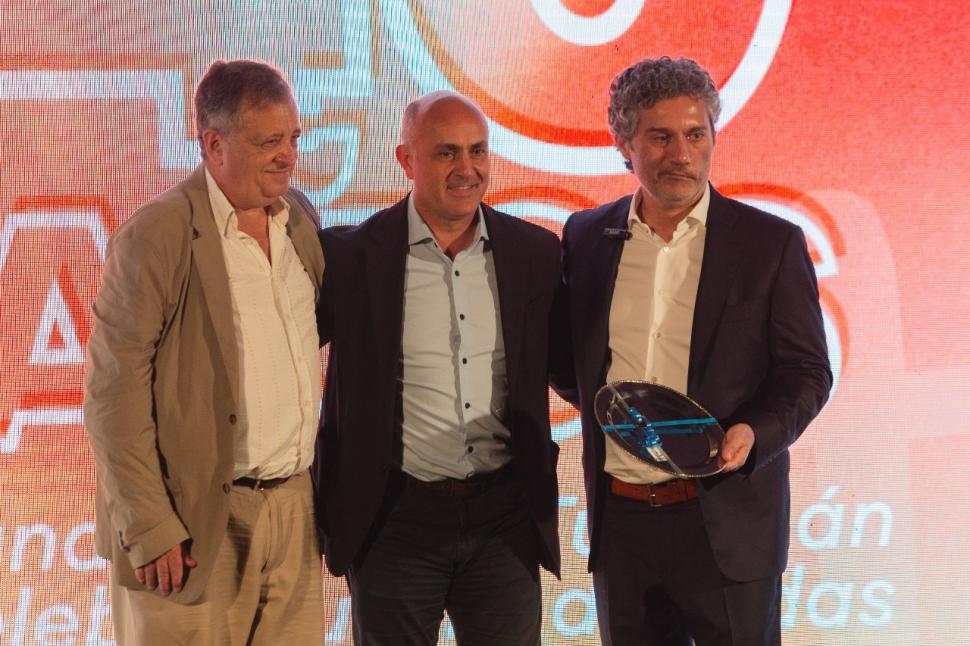 EN MANO. El intendente Alejandro Molinuevo llevó en persona el reconocimiento de Municipalidad de Concepción a la Fundación del Tucumán.