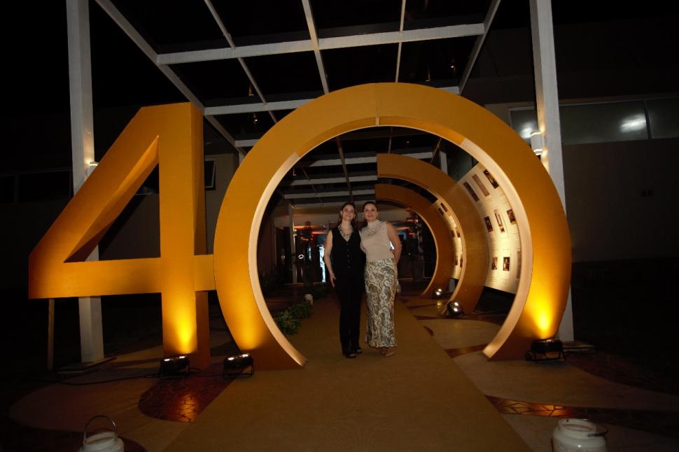 BAJO LOS 40 AÑOS. Jeanette Larrouy y Soledad Bestani.