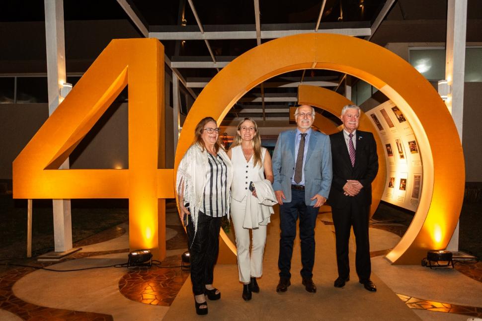 LISTOS PARA DISFRUTAR LA NOCHE. Graciela Salazar, Inés Frías Silva, Héctor Viñuales y Juan Rodríguez.