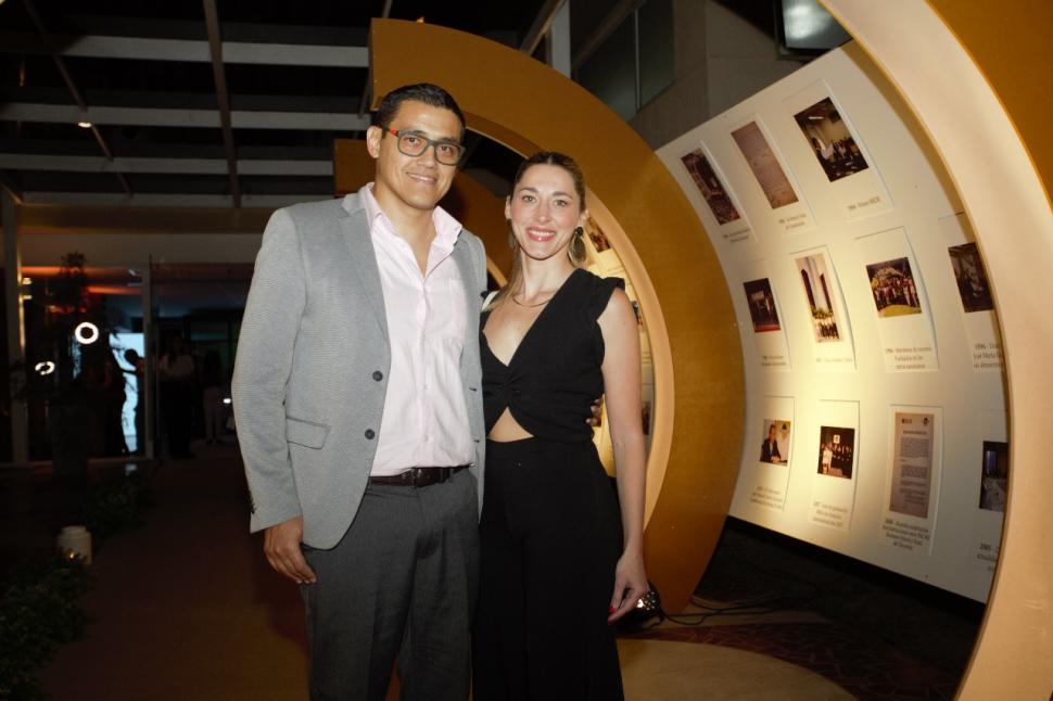 AL LLEGAR. Francisco de Rosa y Carla Sirnio posando para la foto en el ingreso.