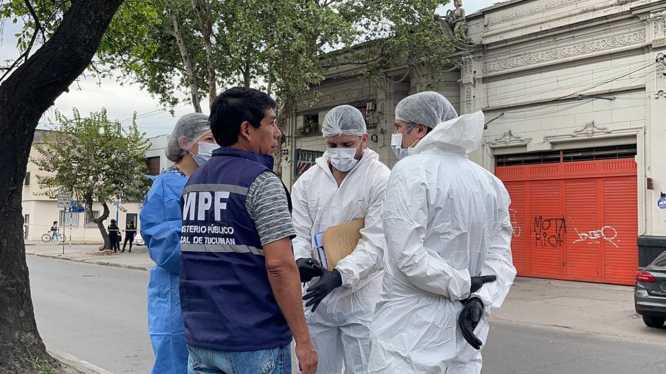 ATENTOS. Las pericias ocuparon buena parte de la mañana de ayer.