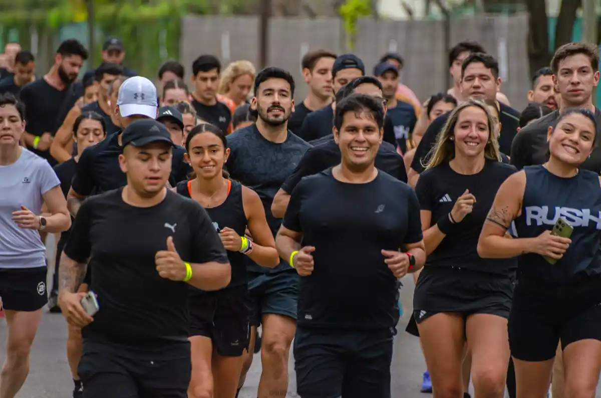 PASIÓN. Los corredores de Rush, unidos por la energía del grupo, convierten cada encuentro en una celebración del running y la amistad.