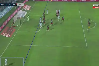 La polémica decisión del VAR: el gol anulado a Leandro Díaz en Atlético Tucumán vs. River