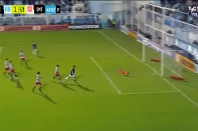 El insólito gol de Sergio González: marcó para Racing de Córdoba y rompió la red contra San Martín de Tucumán