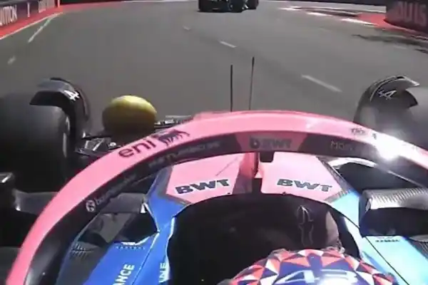 En plena práctica de Bakú el auto de Colapinto recibió un golpe de una fruta: ¿qué pasó?