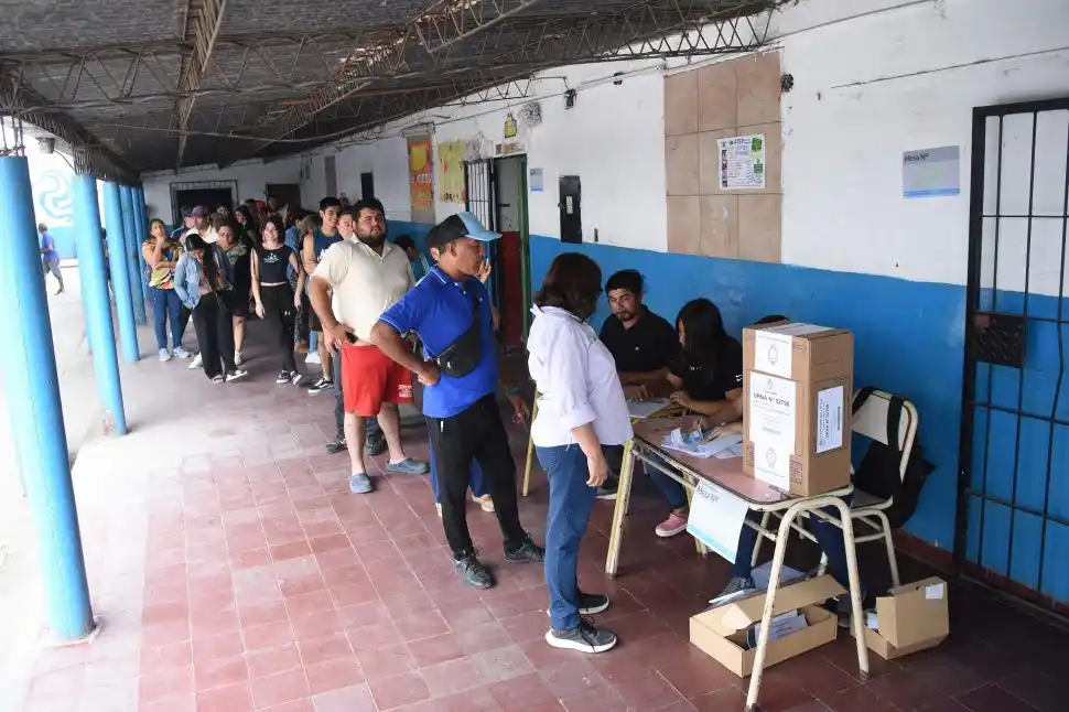 HACIENDO FILA. Los tucumanos volverán a las urnas, esta vez, para renovar cuatro bancas a diputado nacional.
