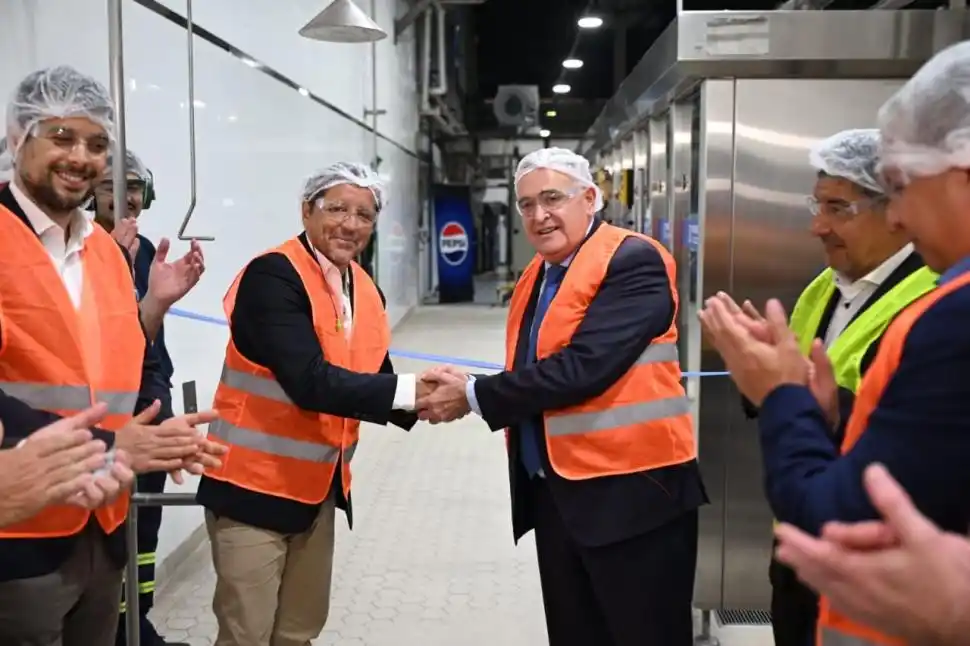 EN PLANTA MANANTIAL. Martín Ticinese saluda al gobernador Jaldo.