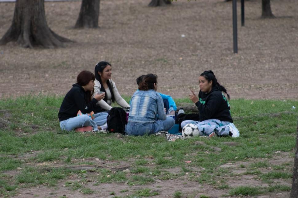 AMIGAS. Se vio pocos grupos de amigos que celebraban la fecha especial