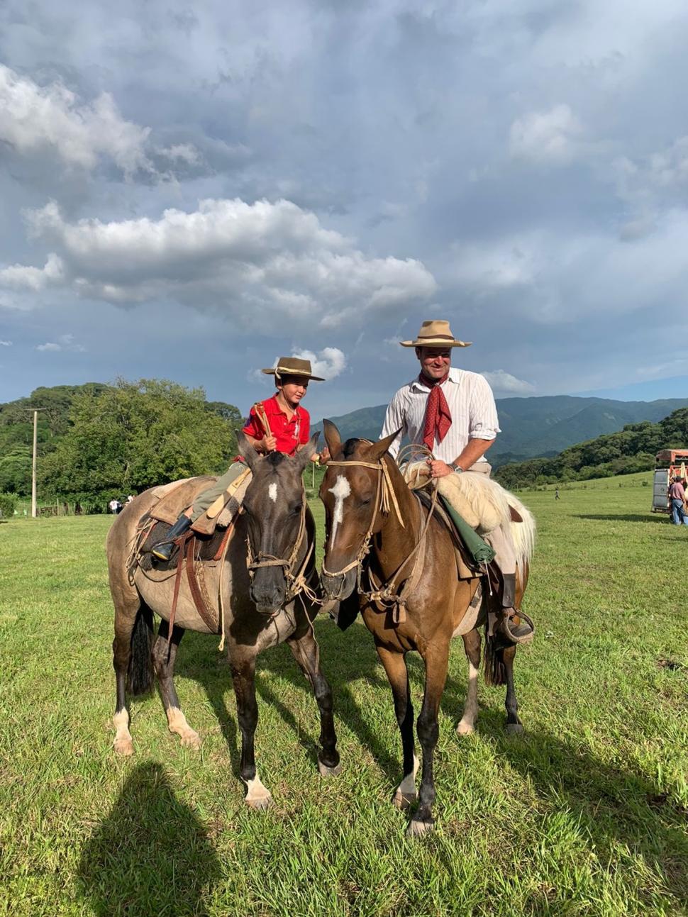 POSTAL CAMPESTRE. Mateo y Nicolás Paz Posse, en sus caballos.