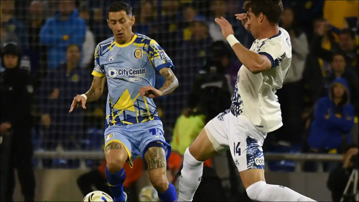 FIGURA Y FASTIDIO. Ángel Di María asistió a Véliz pero criticó con dureza al arbitraje en Arroyito.