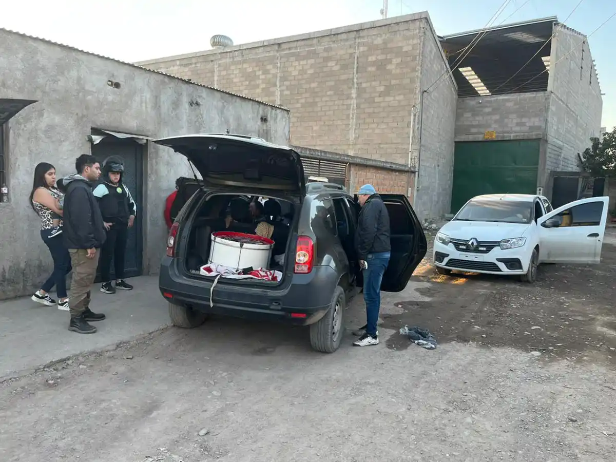 LA PRUEBA. Los policías revisan la camioneta en la que se encontró más de medio kilo de cocaína.
