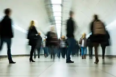 Un estudio comprobó que vivir a las corridas nos hace menos cordiales