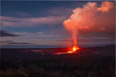 Impactante erupción en Hawái: el volcán Kilauea lanzó fuentes de lava de 150 metros