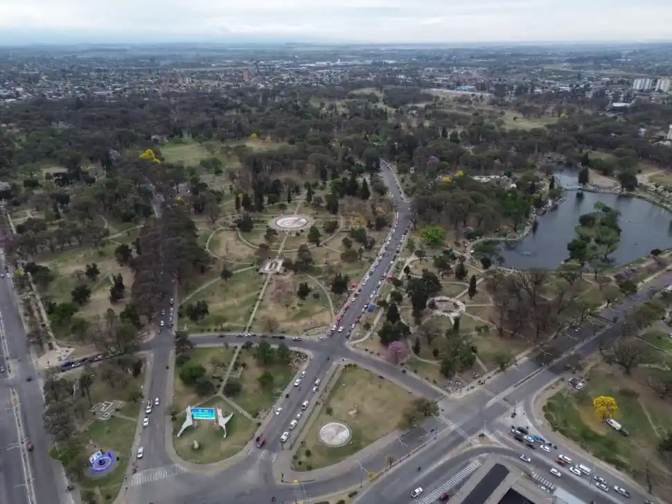 DESDE EL AIRE. La vista aérea permite observar cómo la cantidad de gente era ínfima ayer en el parque.