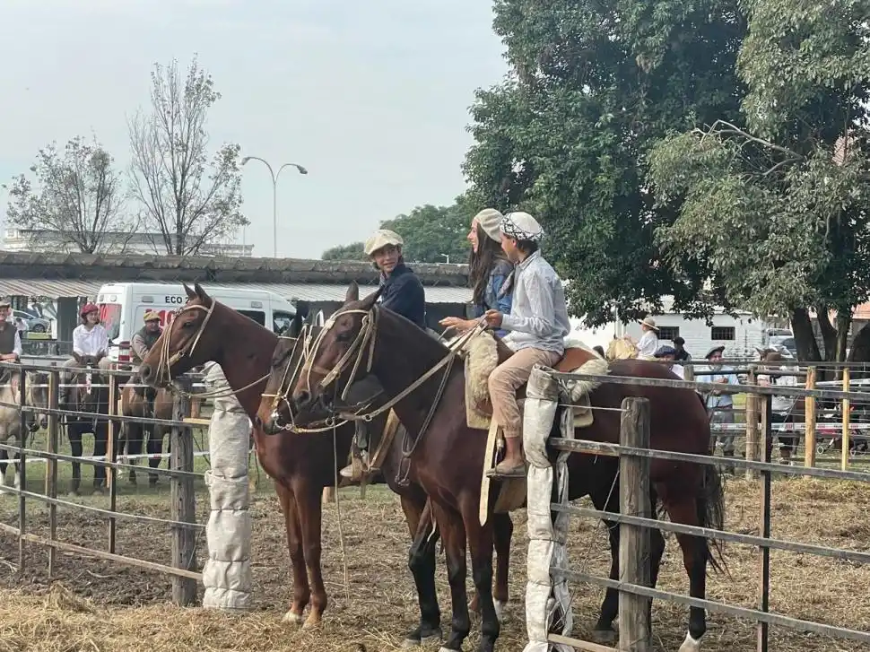 PARTICIPANTES. José, Joaquina y Dimas Frías Silva, minutos antes de competir en el aparte campero.