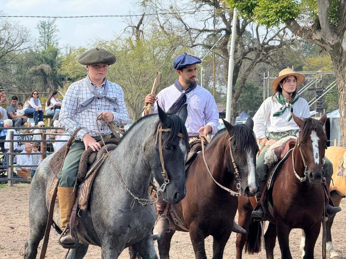EN LA RURAL. Lucas Estrada, Santos Balmaceda y Belén Fehrman.