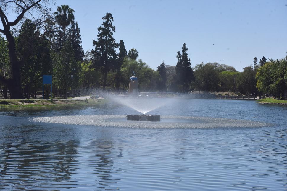 UNA POSTAL DISTINTA. A diferencia del Día del Amigo, los espejos de agua no se llenaron de aceite y basura.