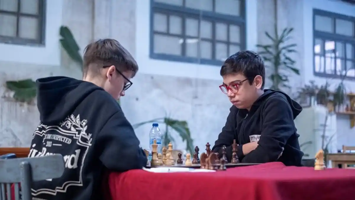 CONCENTRADO. Faustino Oro espera su turno en el Duelo de prodigios contra el maestro internacional Ilan Schnaider.