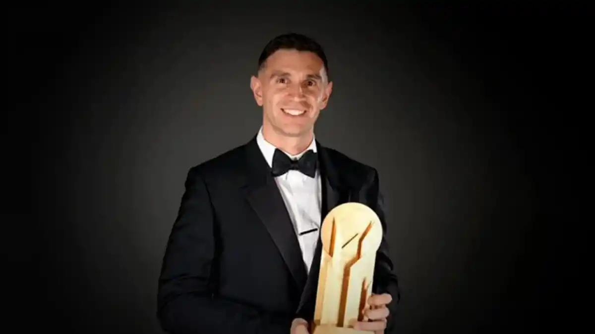 Emiliano Martínez con el trofeo Lev Yashin 2024.