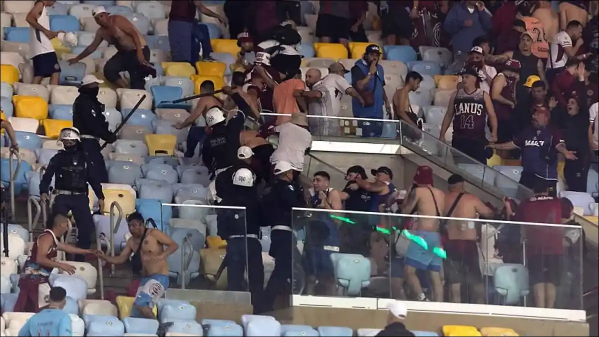 POLICÍA EN ACCIÓN. Efectivos brasileños reprimieron a los hinchas de Lanús en la tribuna visitante del Maracaná.