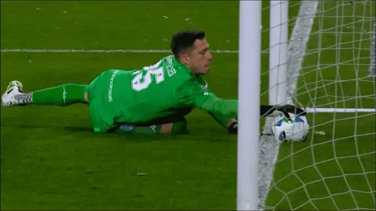 SALVADA DE LOCOS. Cambeses evitó sobre la línea lo que era el gol de Machuca para Vélez.
