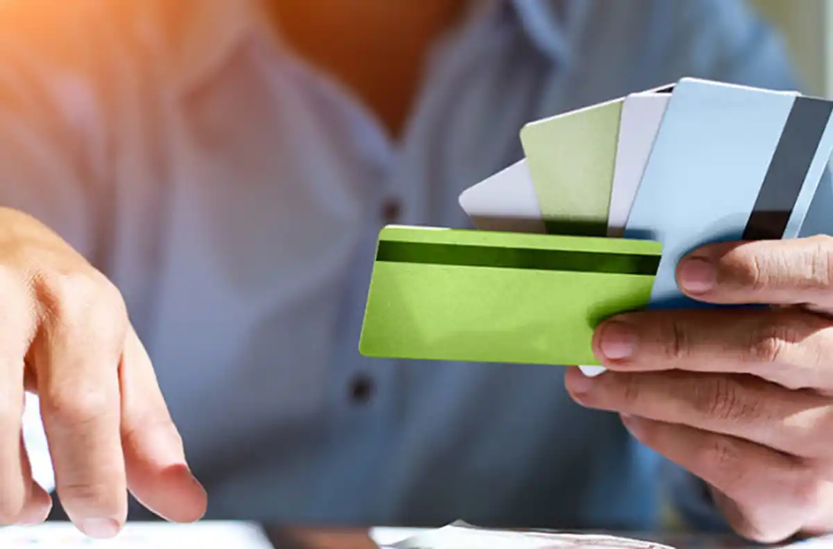 Comprar en cuotas o pedir un préstamo puede parecer una solución, pero a largo plazo puede traer problemas financieros.