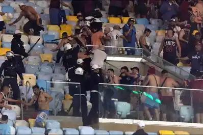 Otra noche de barbarie en la Copa Sudamericana: la Policía desató una brutal represión contra los hinchas de Lanús en Brasil