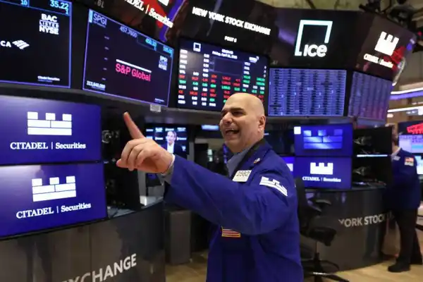 Las acciones repuntaron y el dólar frenó su suba