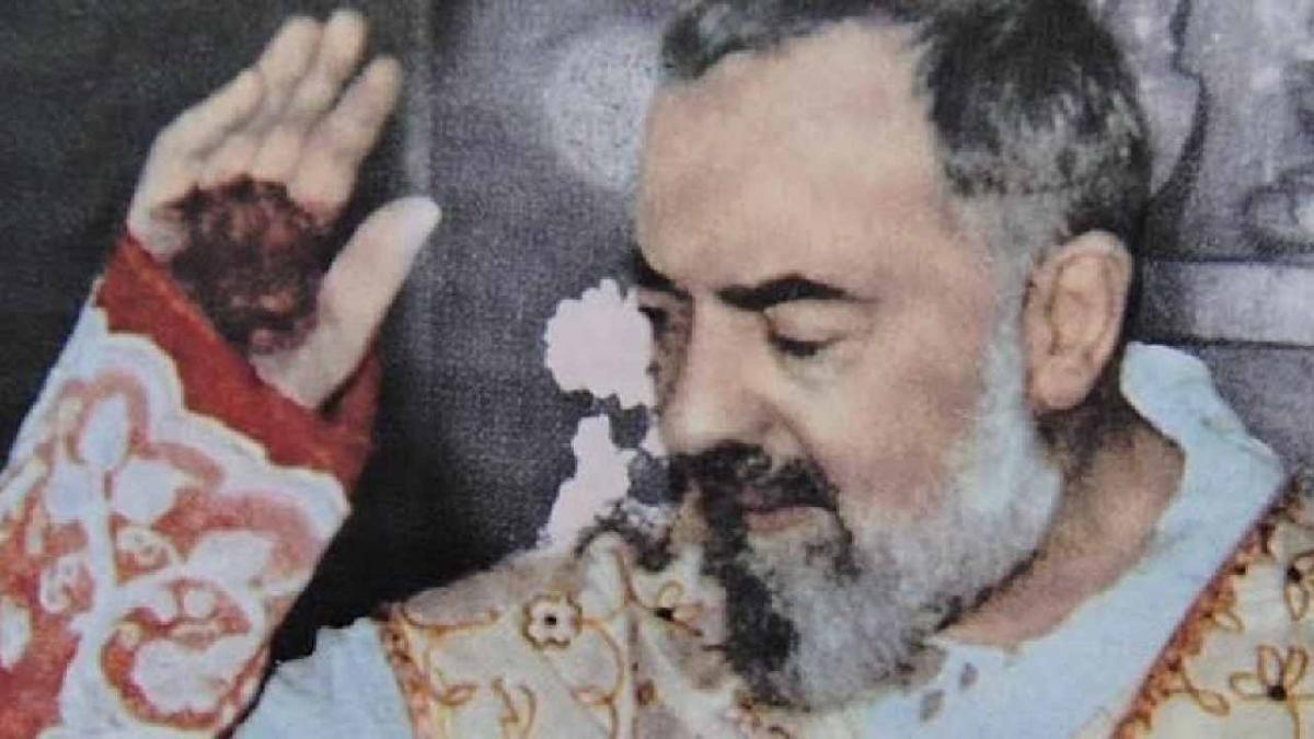 La increíble vida del Padre Pío: estigmas, ataques demoniacos, milagros y 16 horas en el confesionario