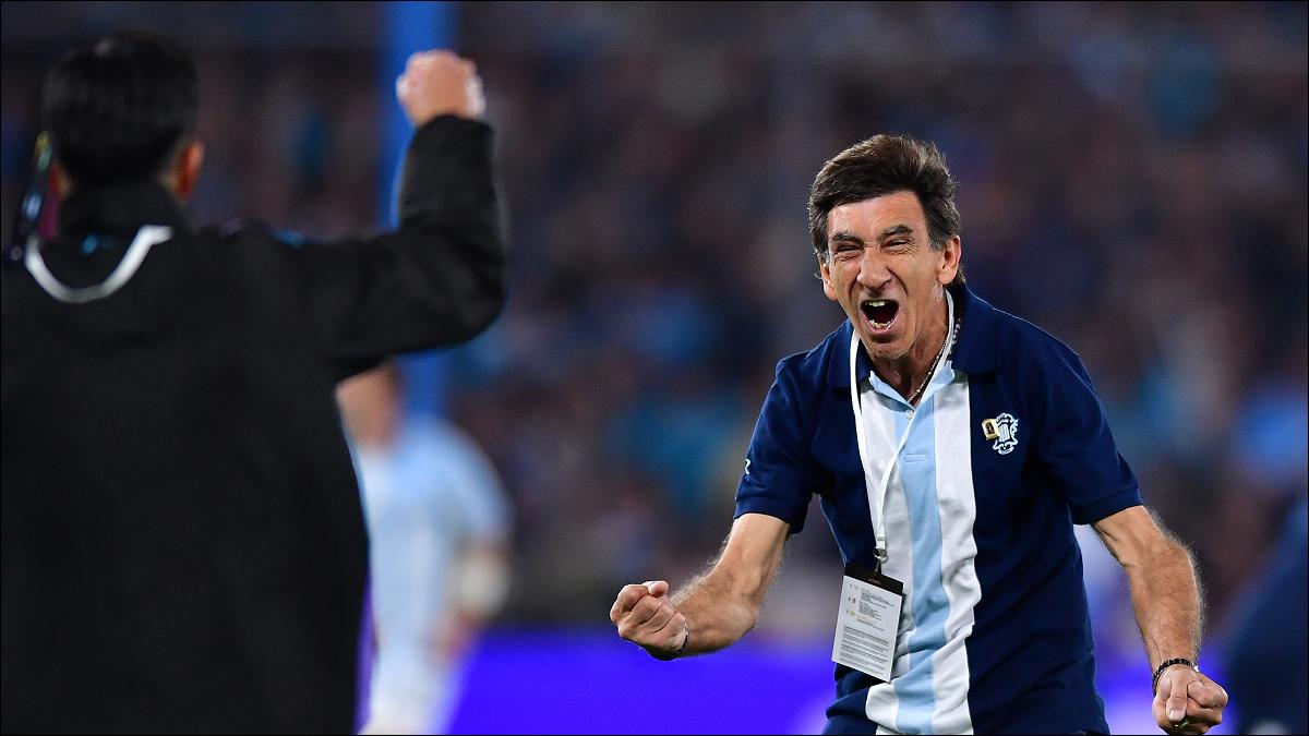 MANO AL CIELO. Gustavo Costas festejó con euforia la vuelta de Racing a una semifinal de Copa Libertadores.