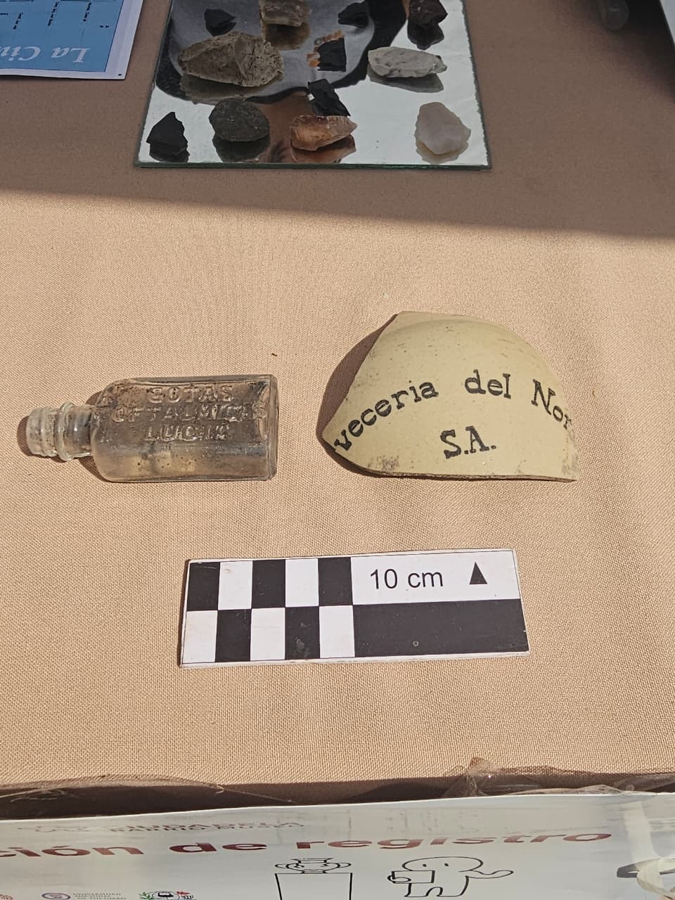 HALLAZGOS. Los arqueólogos registraron un frasco de medicamento y un trozo de botella de gres de cerveza que narran la vida cotidiana de 1900. LA GACETA / FOTO DE BELÉN CASTELLANO