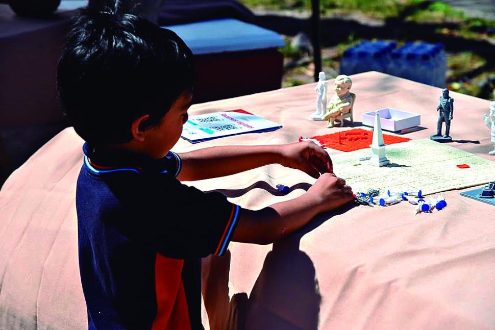 MAQUETA DE LA CIUDADELA. Un niño juega con la impresión en 3D.