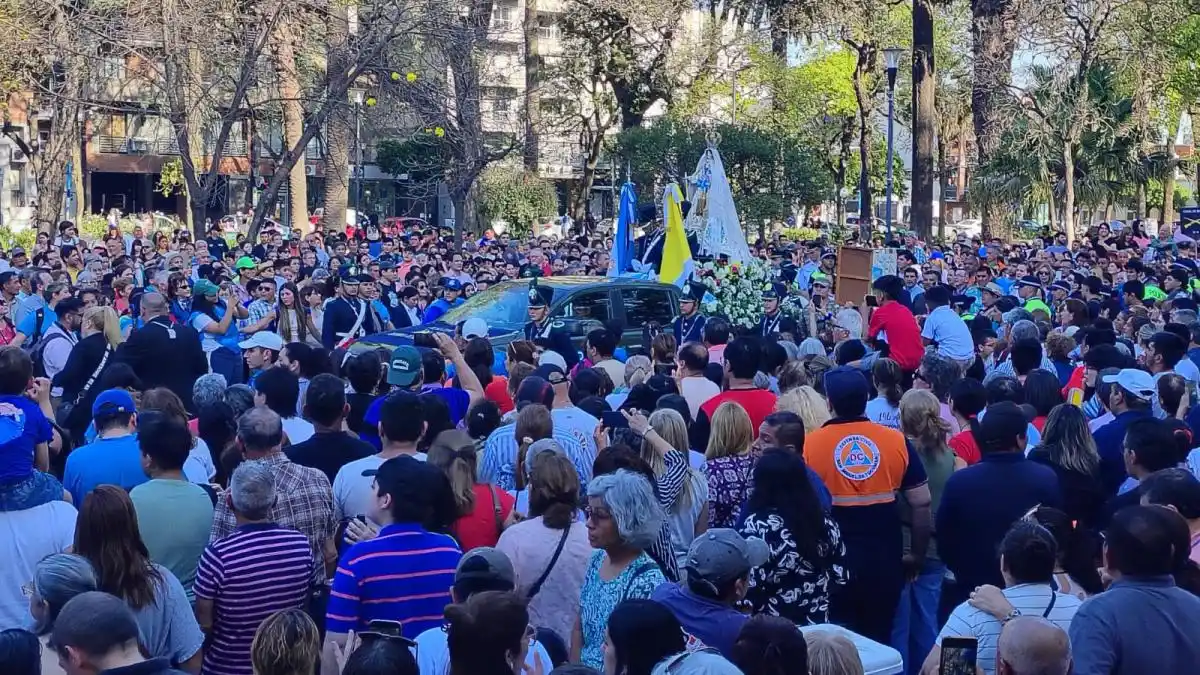 Cientos de fieles se congregaron en Plaza Belgrano