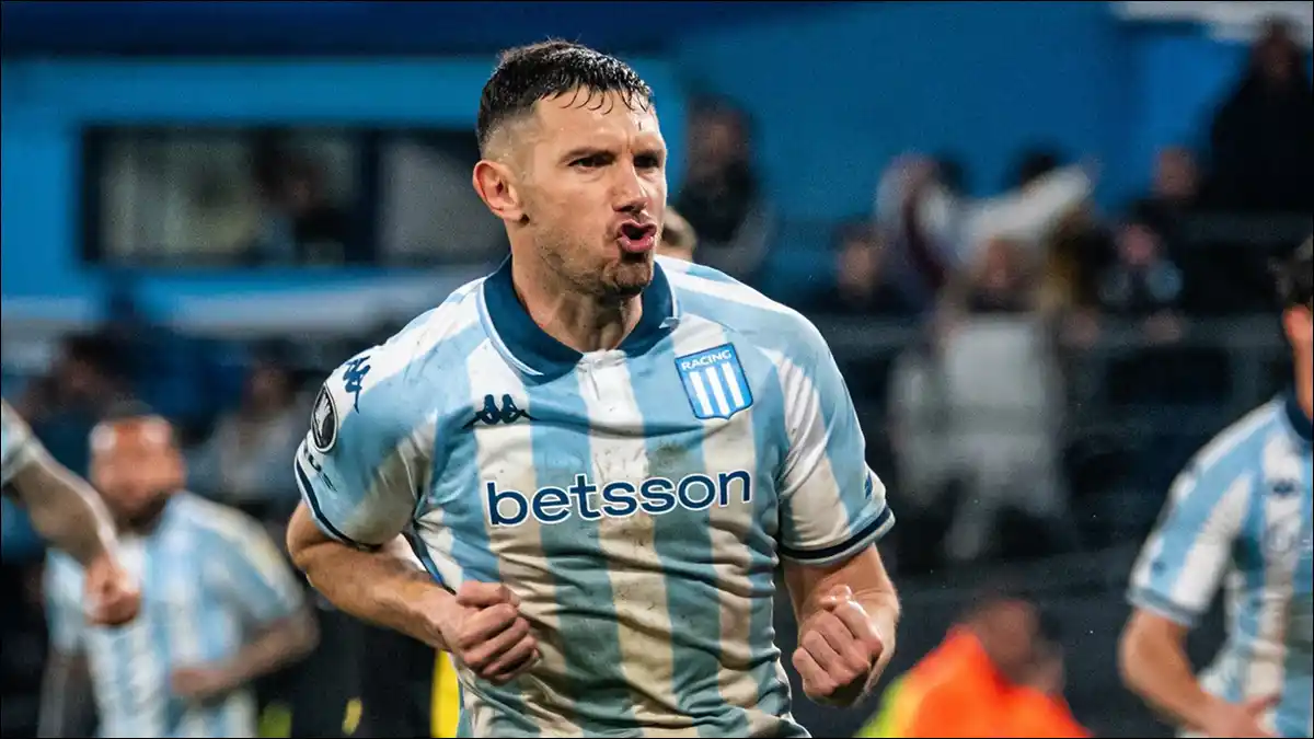 SORPRESA EN EL SEMÁFORO. Maravilla Martínez saludó a dos hinchas y el momento se volvió viral.