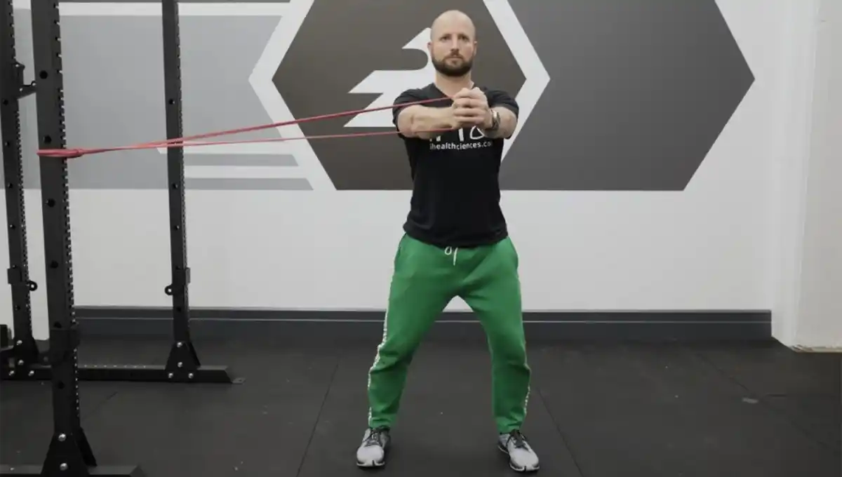 ENTRENAMIENTO. Press pallof con giro es uno de los movimientos recomendados por los especialistas.