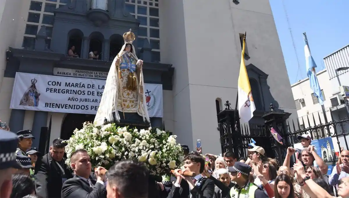 CON SUS FIELES. La imagen de la Virgen de La Merced dejó este mediodía la Basílica, para recorrer las calles hasta barrio Sur. LA GACETA / FOTO DE ANALÍA JARAMILLO