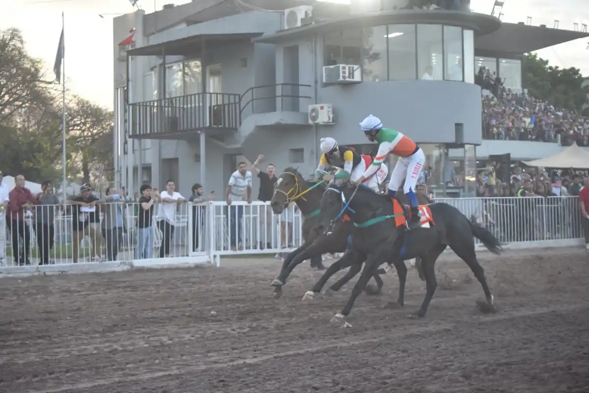 CON LO JUSTO. El pupilo del stud LCJ. derrotó por medio pescuezo al favorito Dr. Legasov.