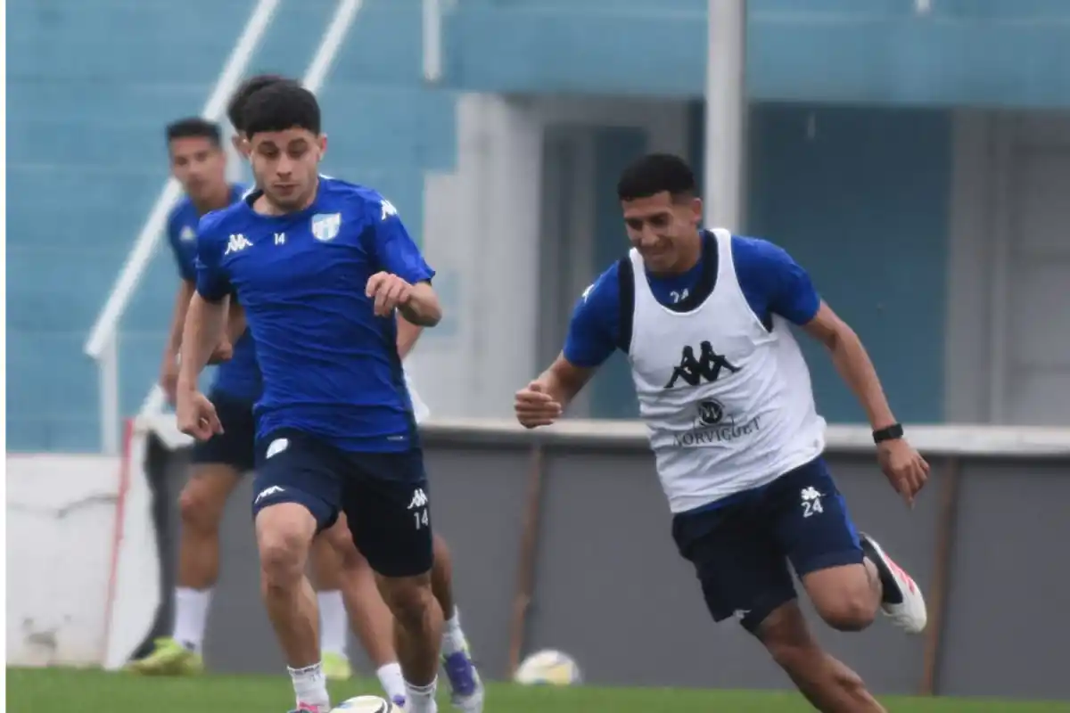 Lucas Román lleva la pelota ante la marca de Lautaro Godoy.