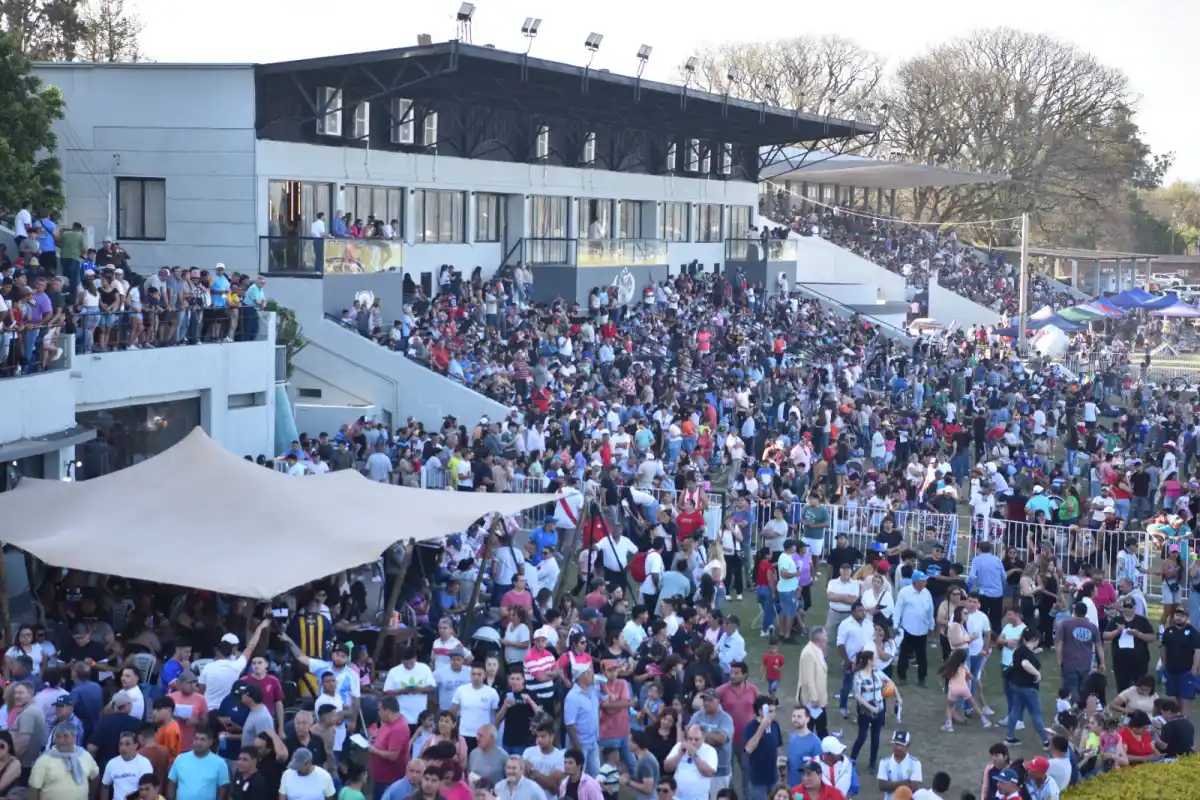 Miles de tucumanos asistieron a la fiesta del turf tucumano.